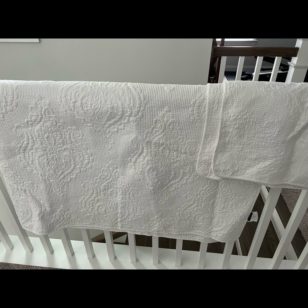 Like new white quilt and shams full size